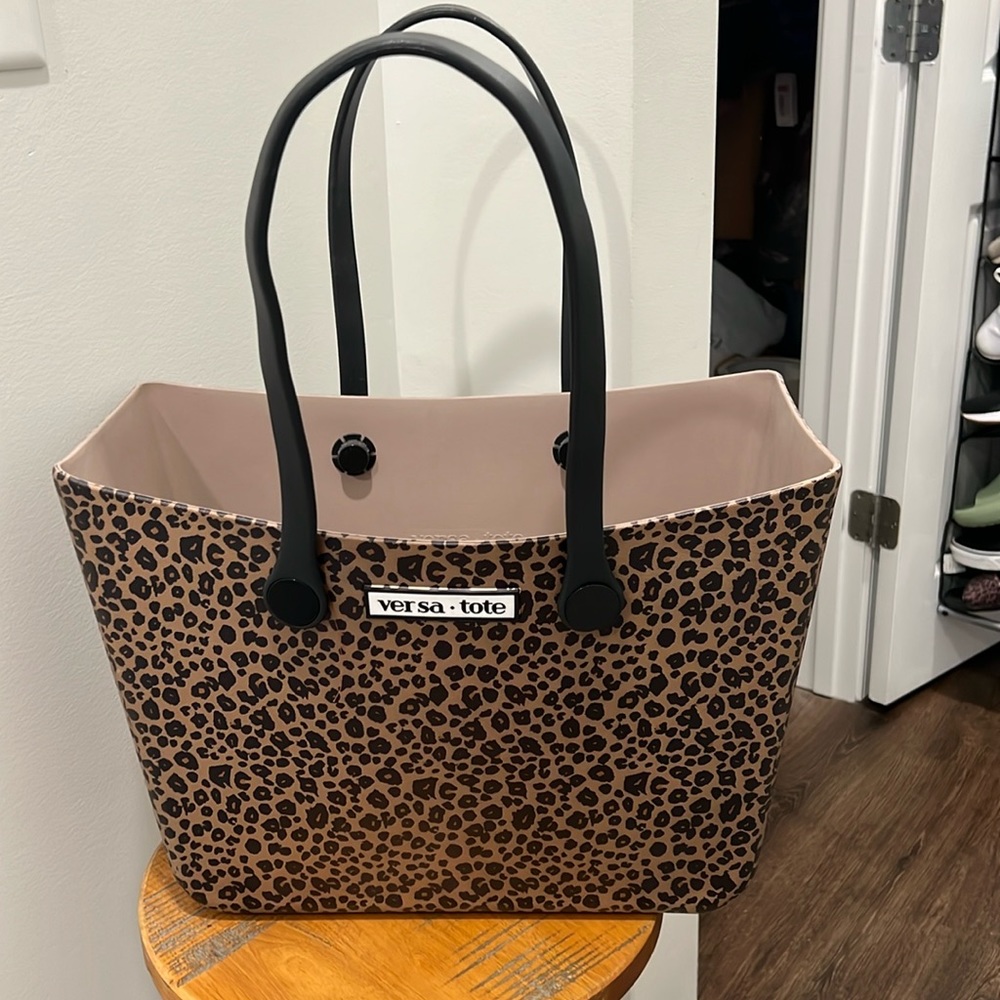 Large Versa tote-never carried